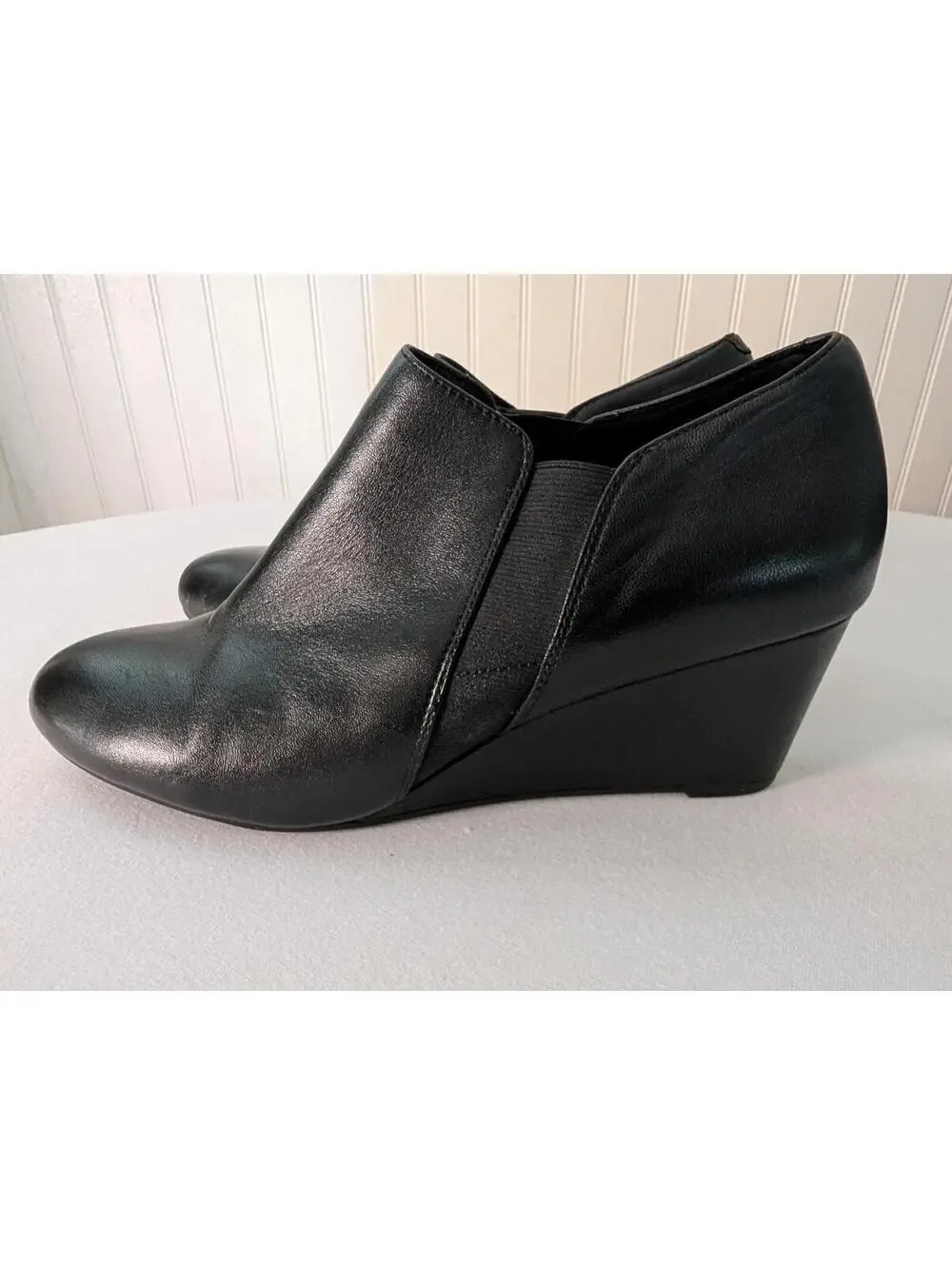 Vionic Black Leather Wedge Ankle Booties Size 9.5